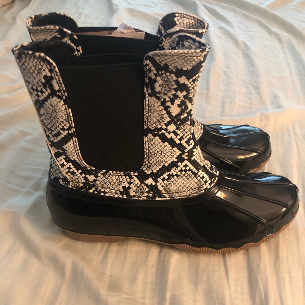Women's Black and White Snake Print Rain Boots